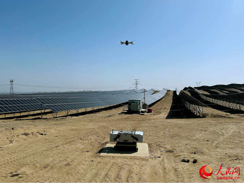 大唐十四師昆玉100萬千瓦光伏基地積極開展數字化、智能化改造，實現智慧運行、智慧運維、智慧安全。圖為無人機巡檢。人民網記者 楊睿攝