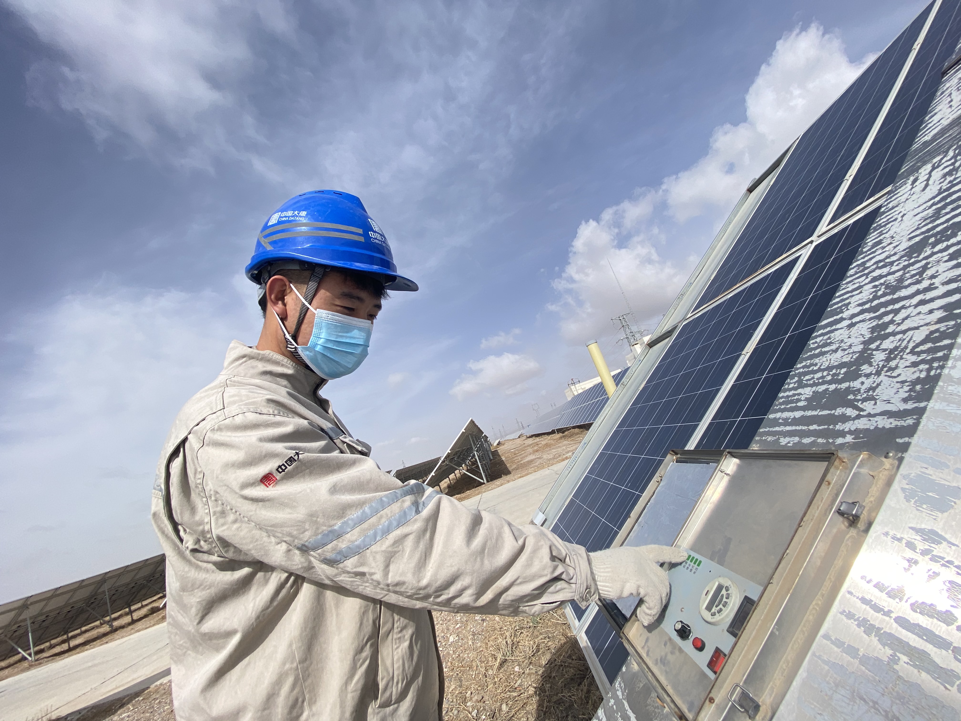 1669881053577081119.jpg 青海能源公司職工檢查光伏自動清洗裝置.jpg