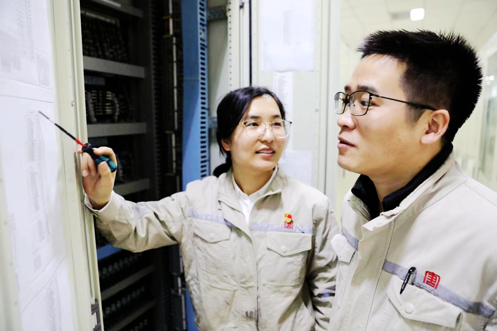 1678686340145078948.jpg 5.韓城第二發電公司楚樂、李玉珍夫婦攻關技術難題(曹軍科攝).jpg