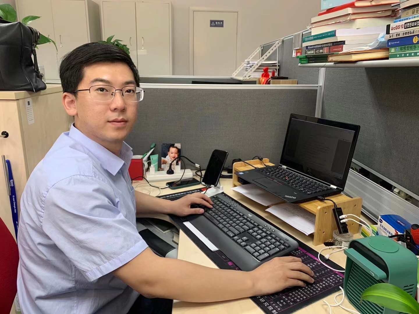 1685330096964055890.jpg 彭思偉辦公室工作照.jpg