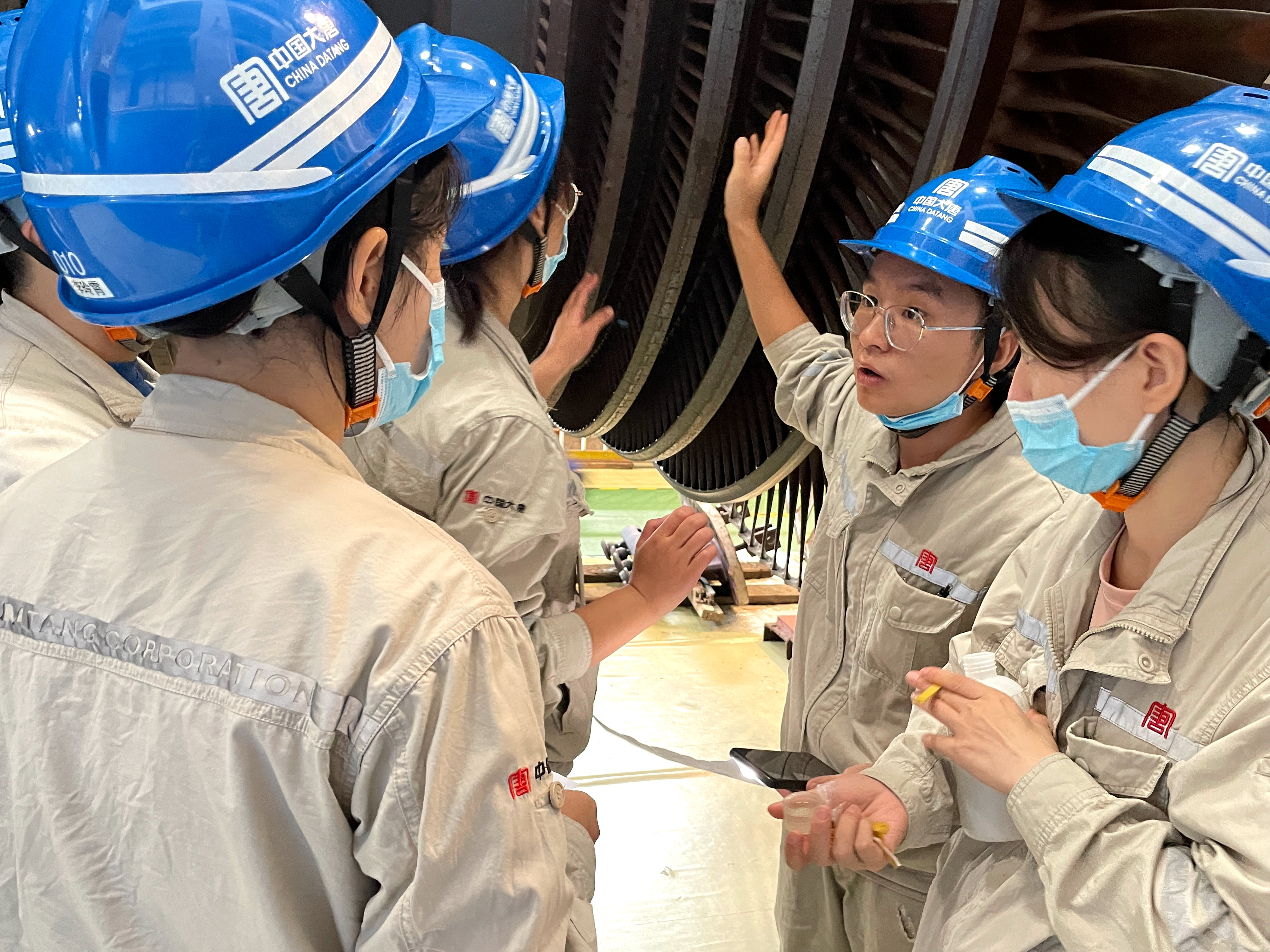 1686030571858009552.jpg A修現場,化驗班班長講解檢修注意事項.jpg