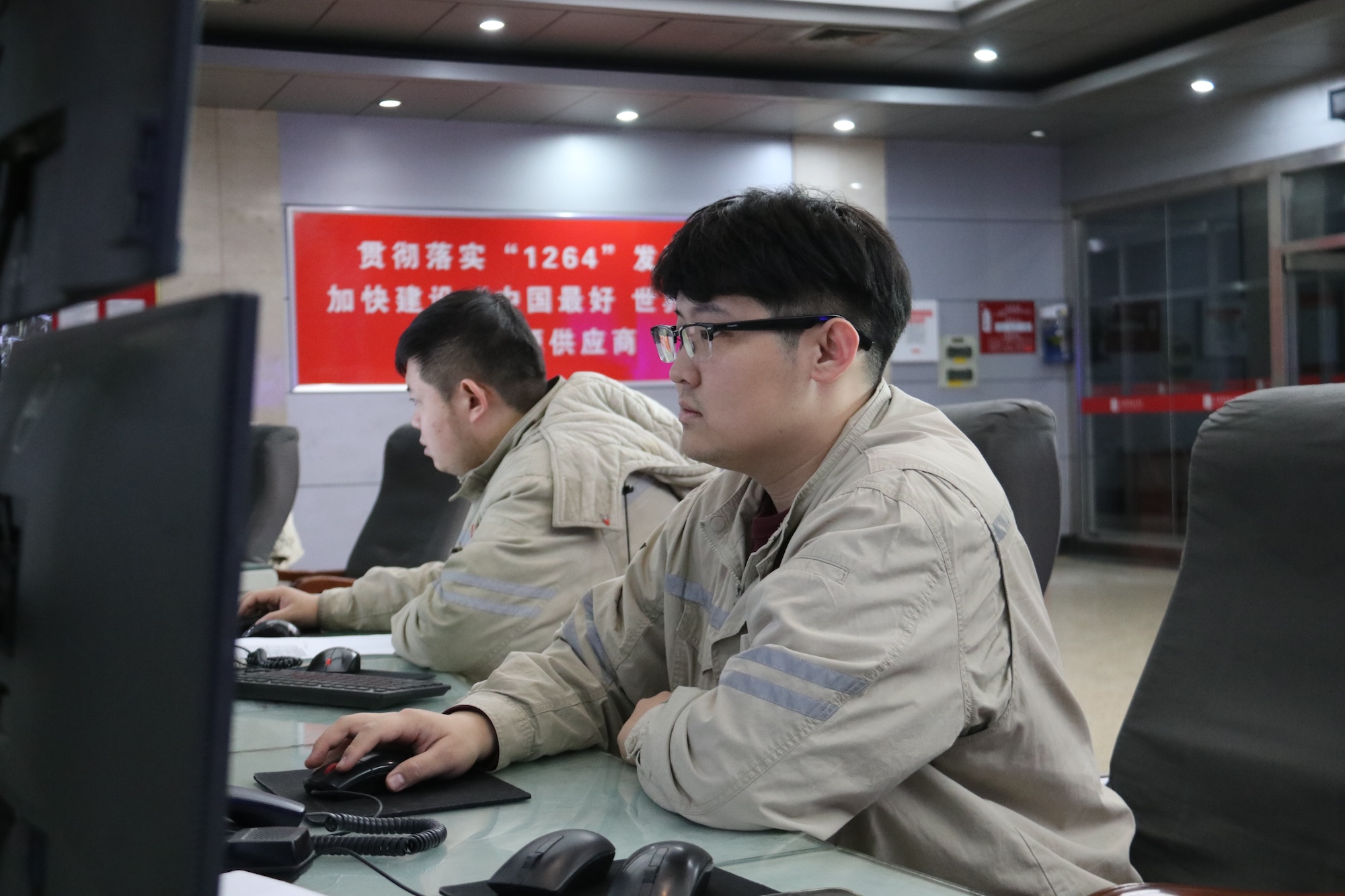 1707032048465064519.jpg 2.圖為發(fā)電部實時掌握來煤翻卸進度,并及時通報燃料結(jié)構(gòu),確保機組經(jīng)濟穩(wěn)定運行.jpg