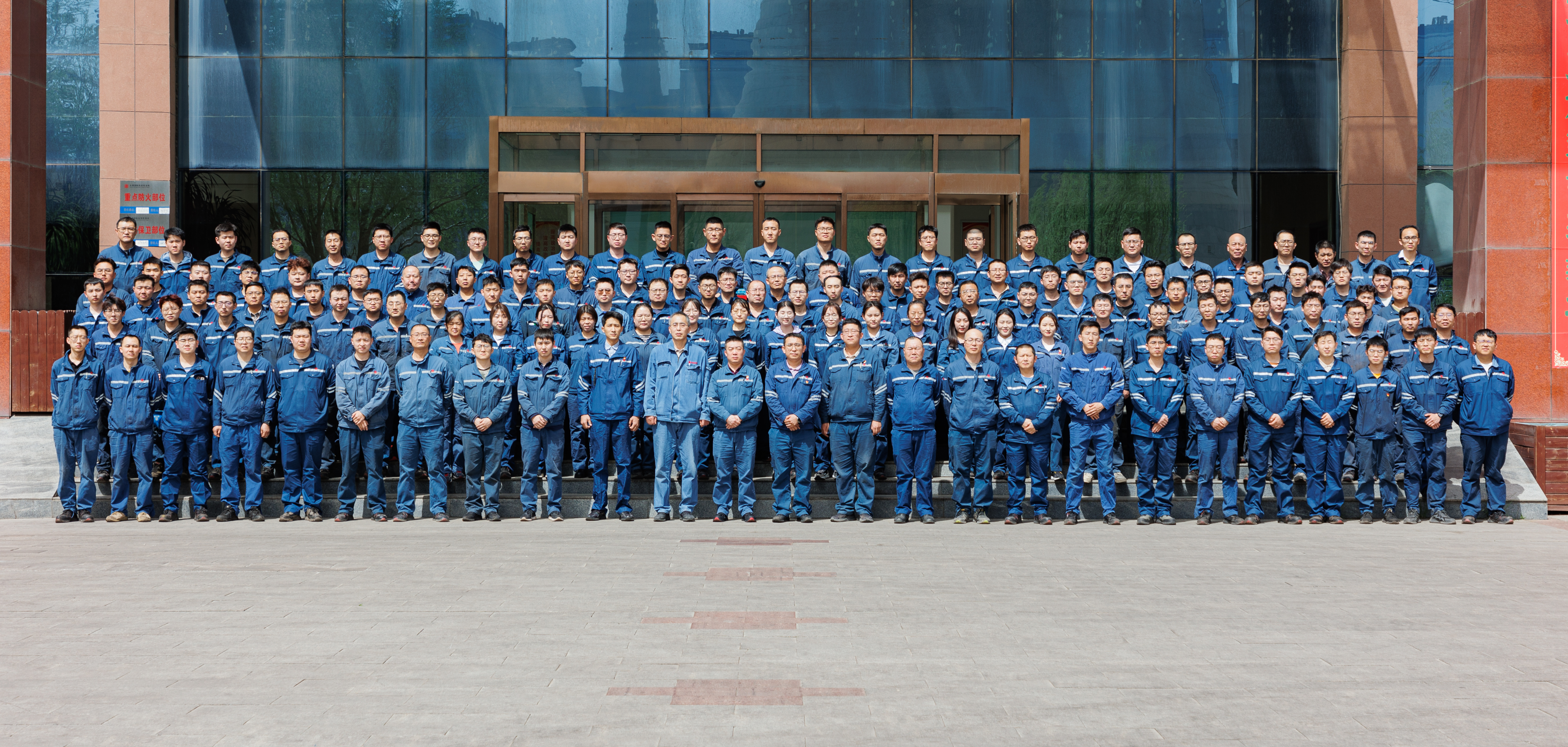 1715147253992087717.jpg 托電公司汽機車間合影.jpg