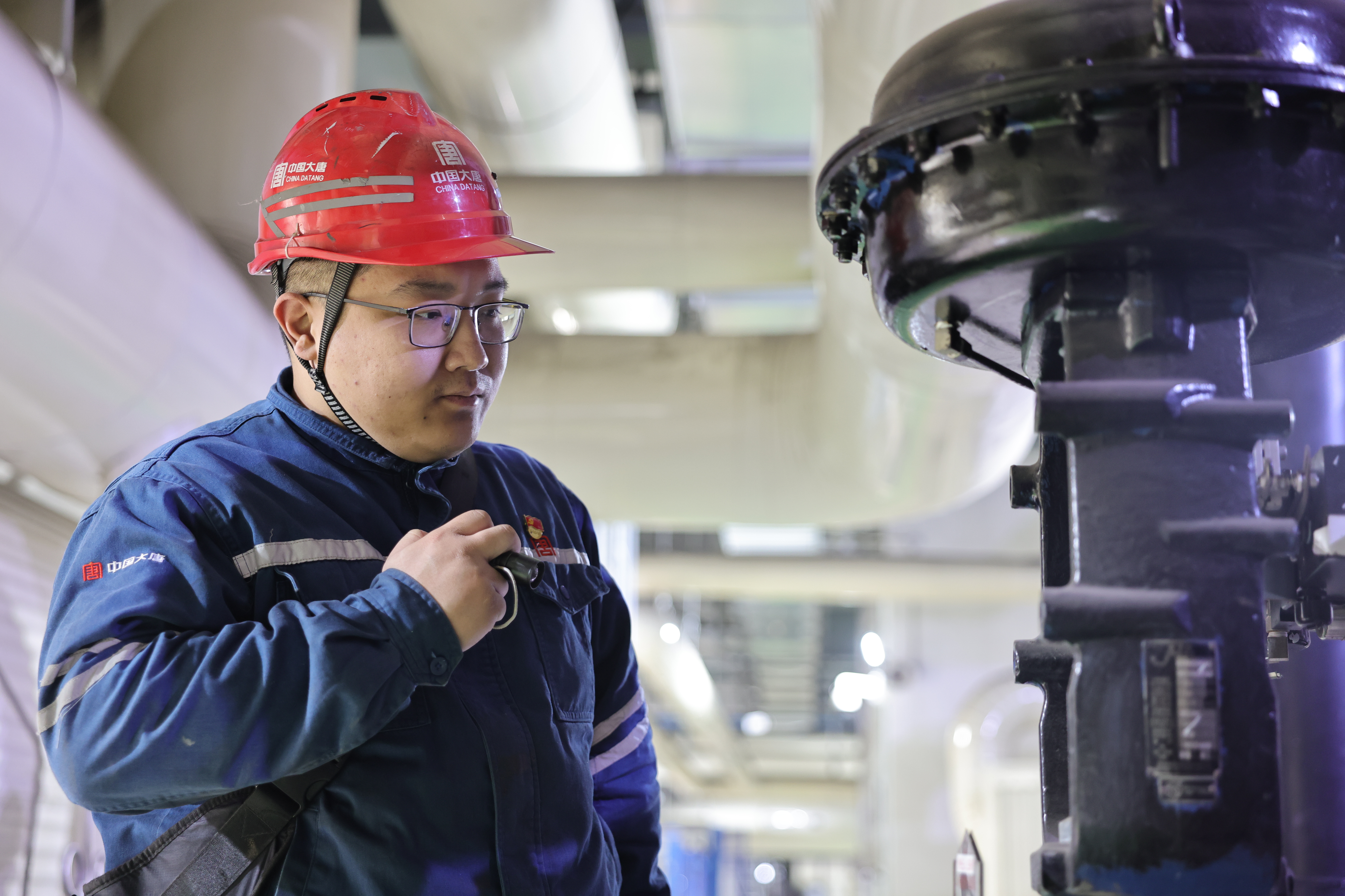 1715655536587094442.jpg 王碩在設備運行中檢查調門動作情況.jpg