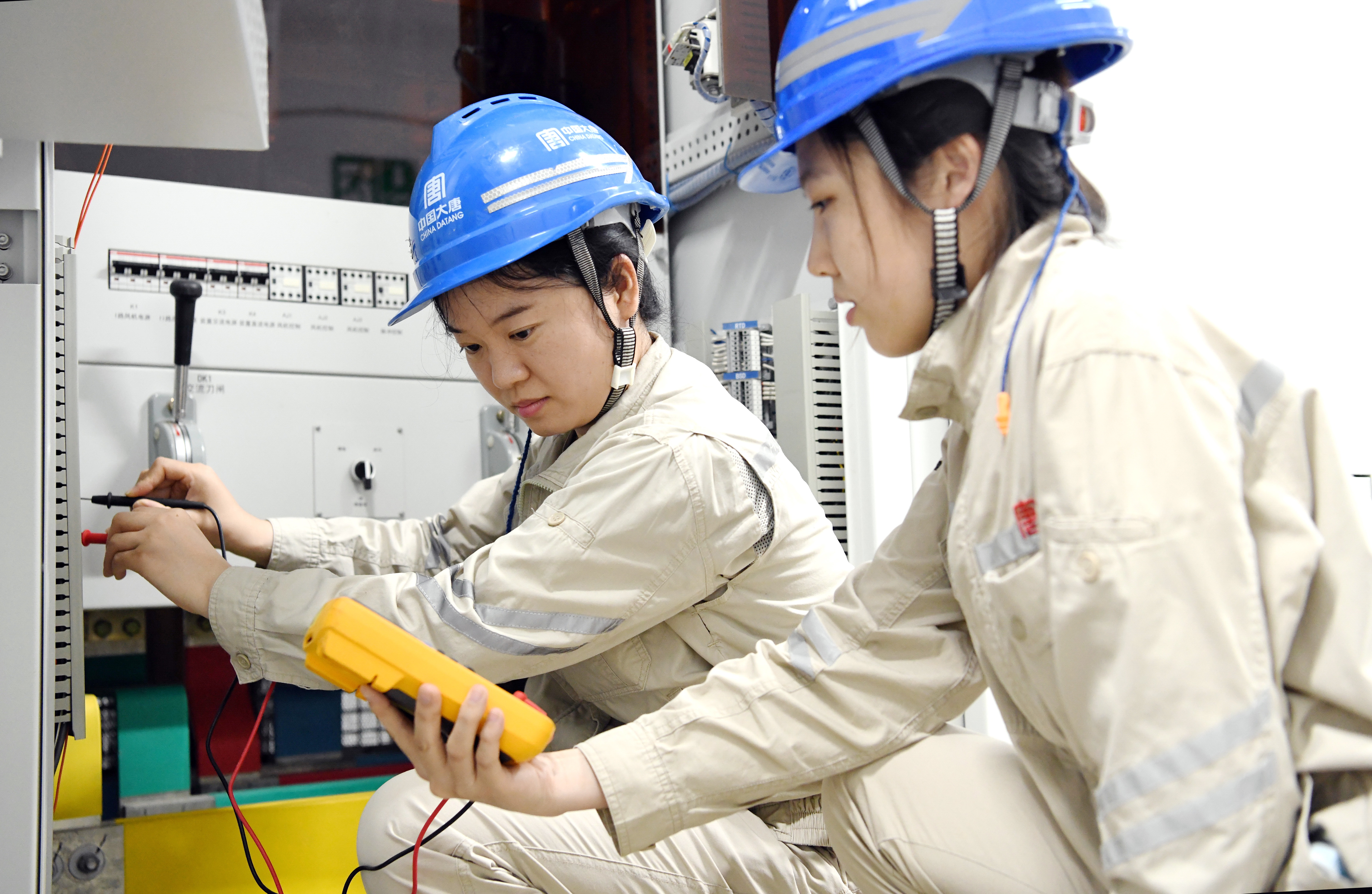 1715911734223044940.jpg 雷州發(fā)電公司設(shè)備部任佳炯(左)對設(shè)備情況進行檢查-王朝陽.jpg