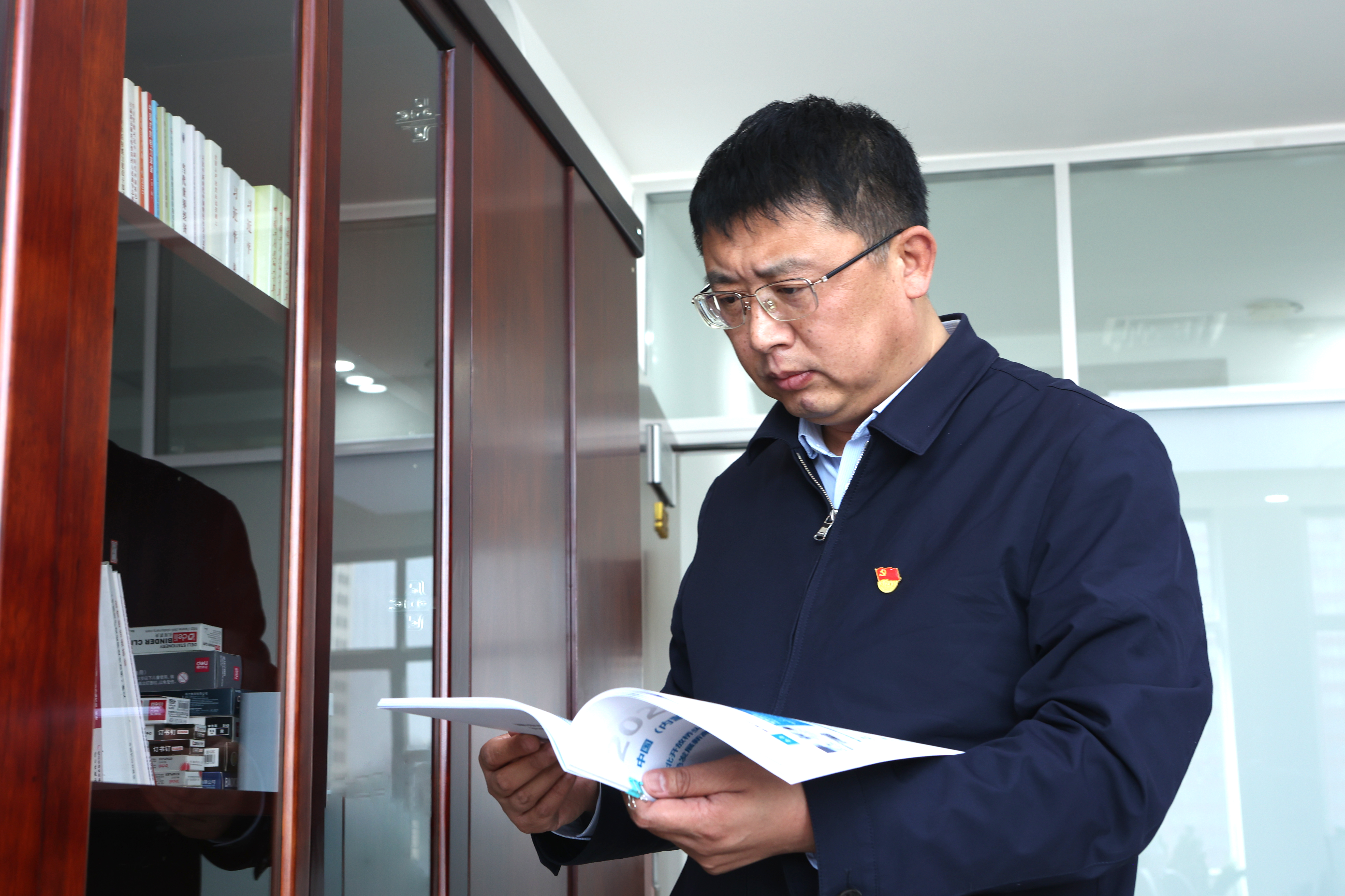 1716272734590029321.jpg 查閱新能源項目開發相關資料.jpg