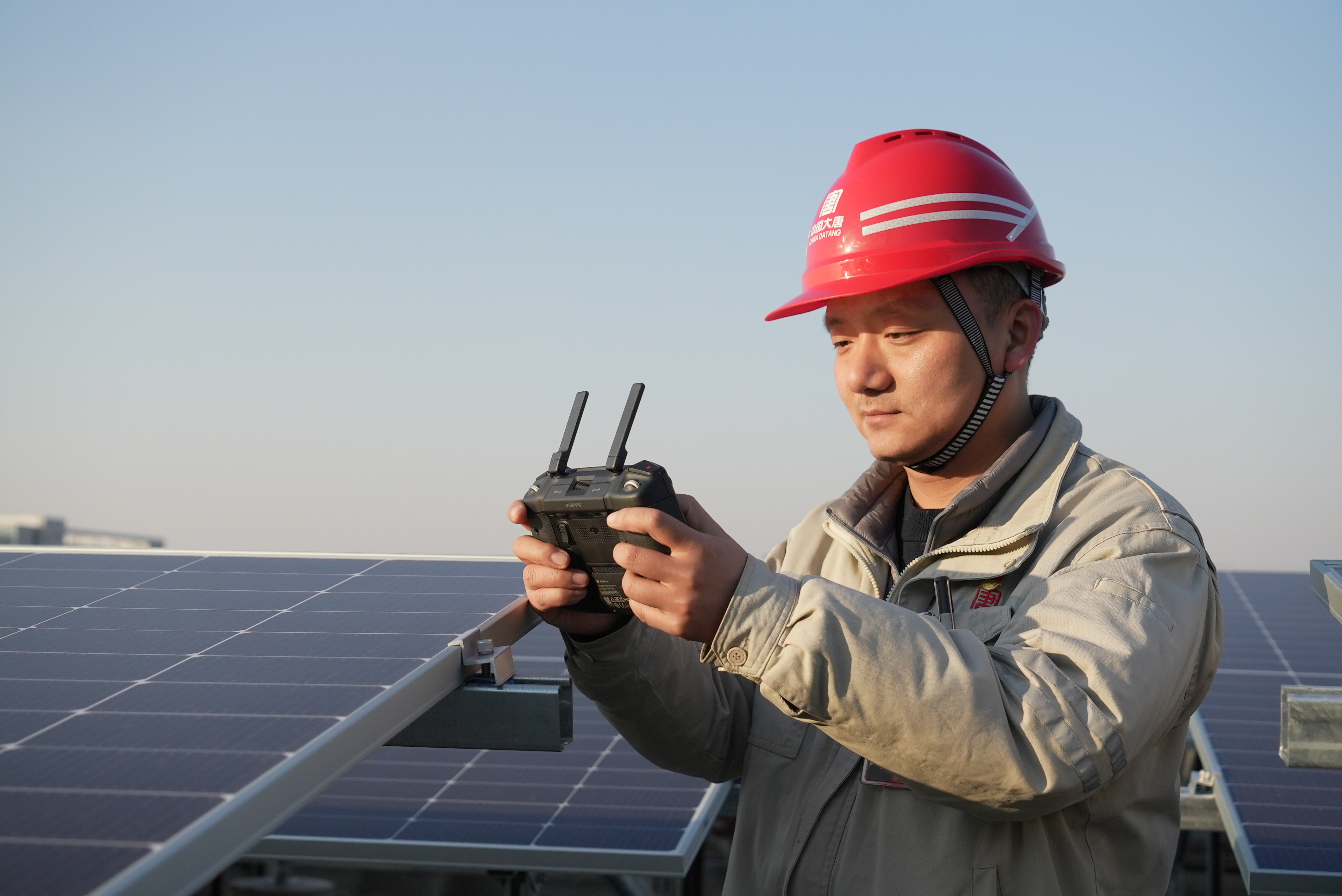 1716775313561097082.jpg 3.黃鵬飛使用無人機(jī)察看光伏建設(shè)現(xiàn)場.jpg