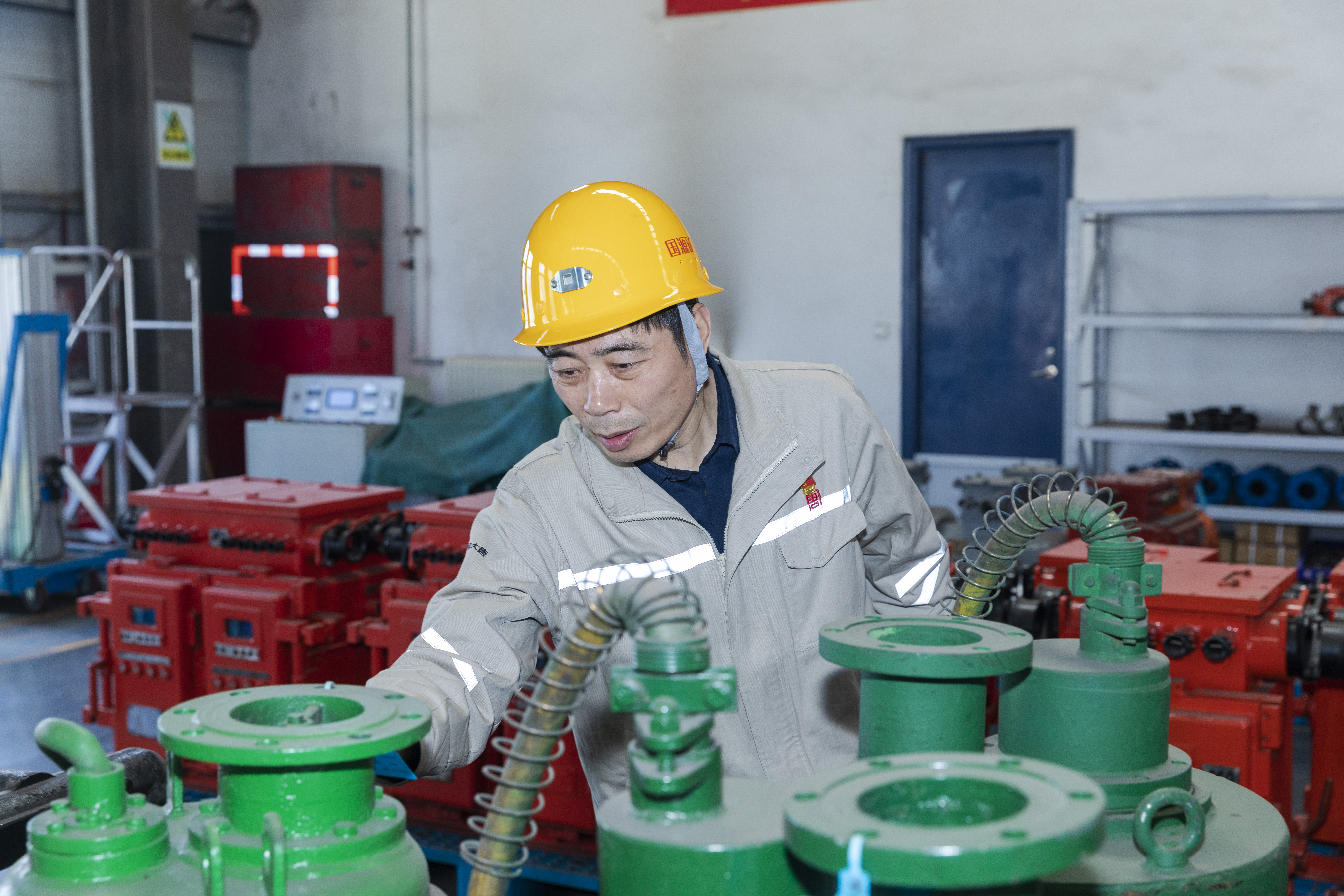 1717048223655061313.jpg 于進在龍王溝煤礦機修廠檢查潛水泵運維保養情況.jpg