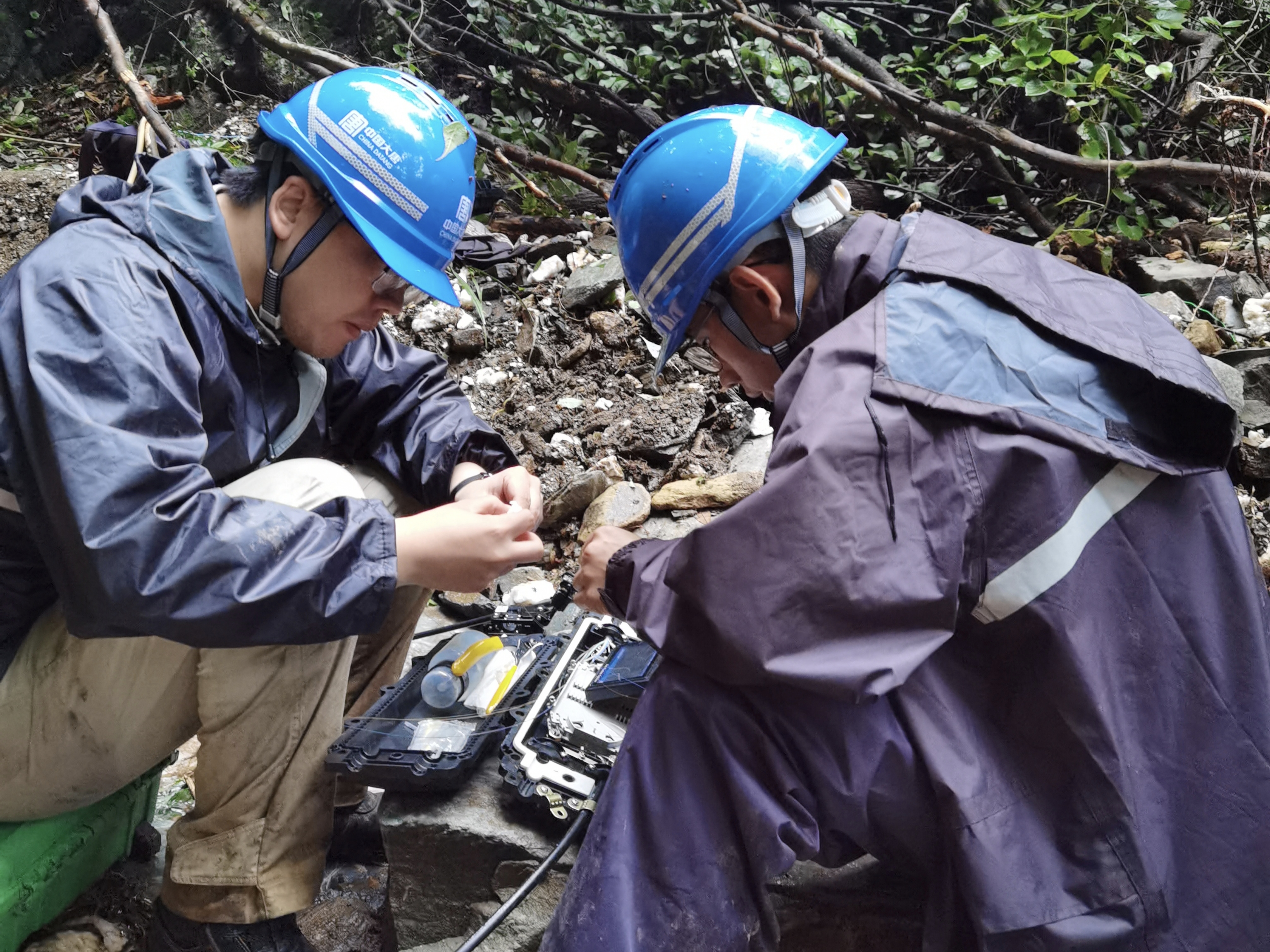 1720744310564010002.jpg 搶險小組在進行熔纖操作恢復(fù)斷點.jpg