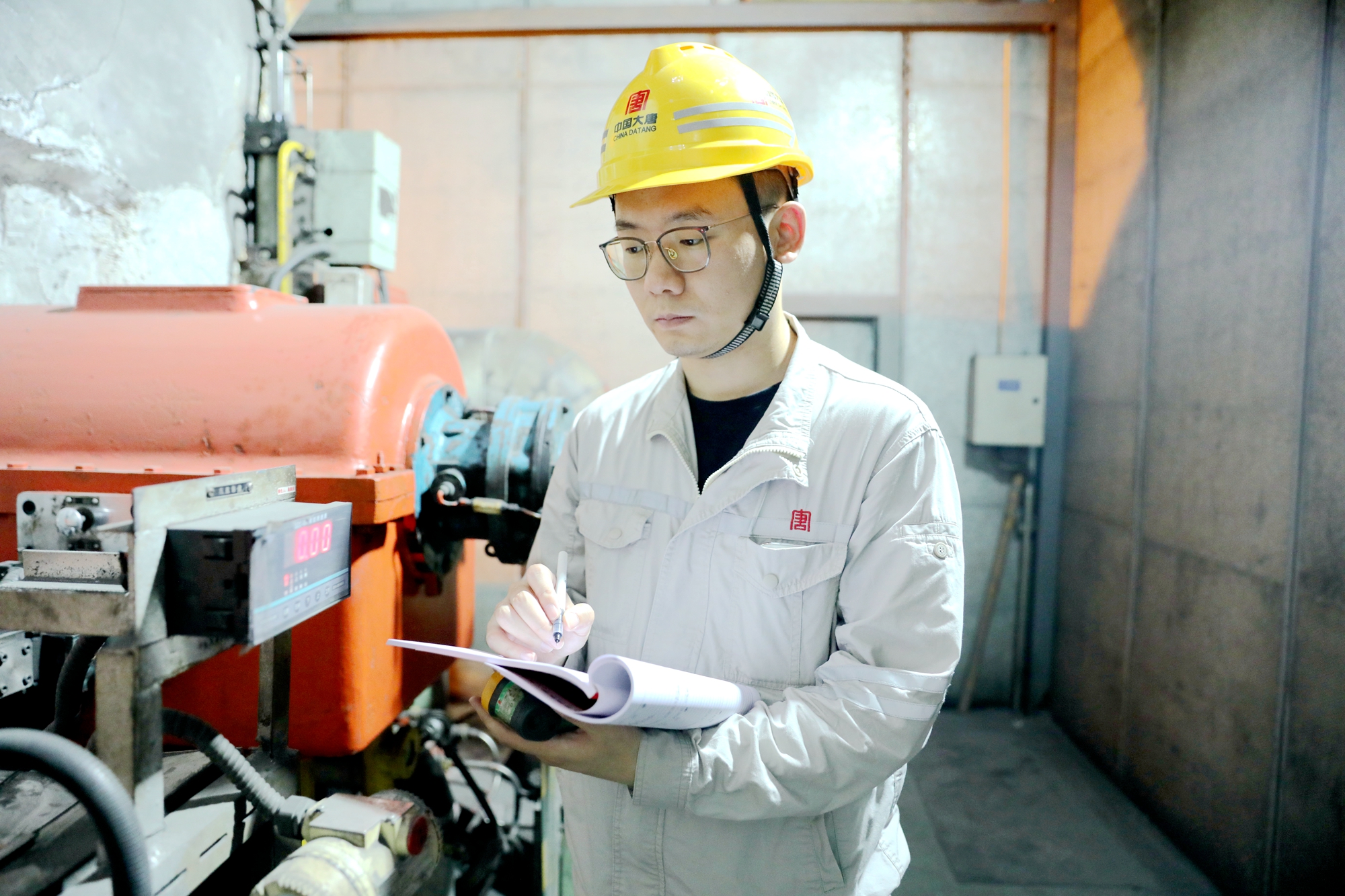 1721110337242032943.jpg 5.劉金鑫核對數據資料(韓城第二發電公司曹軍科攝).jpg